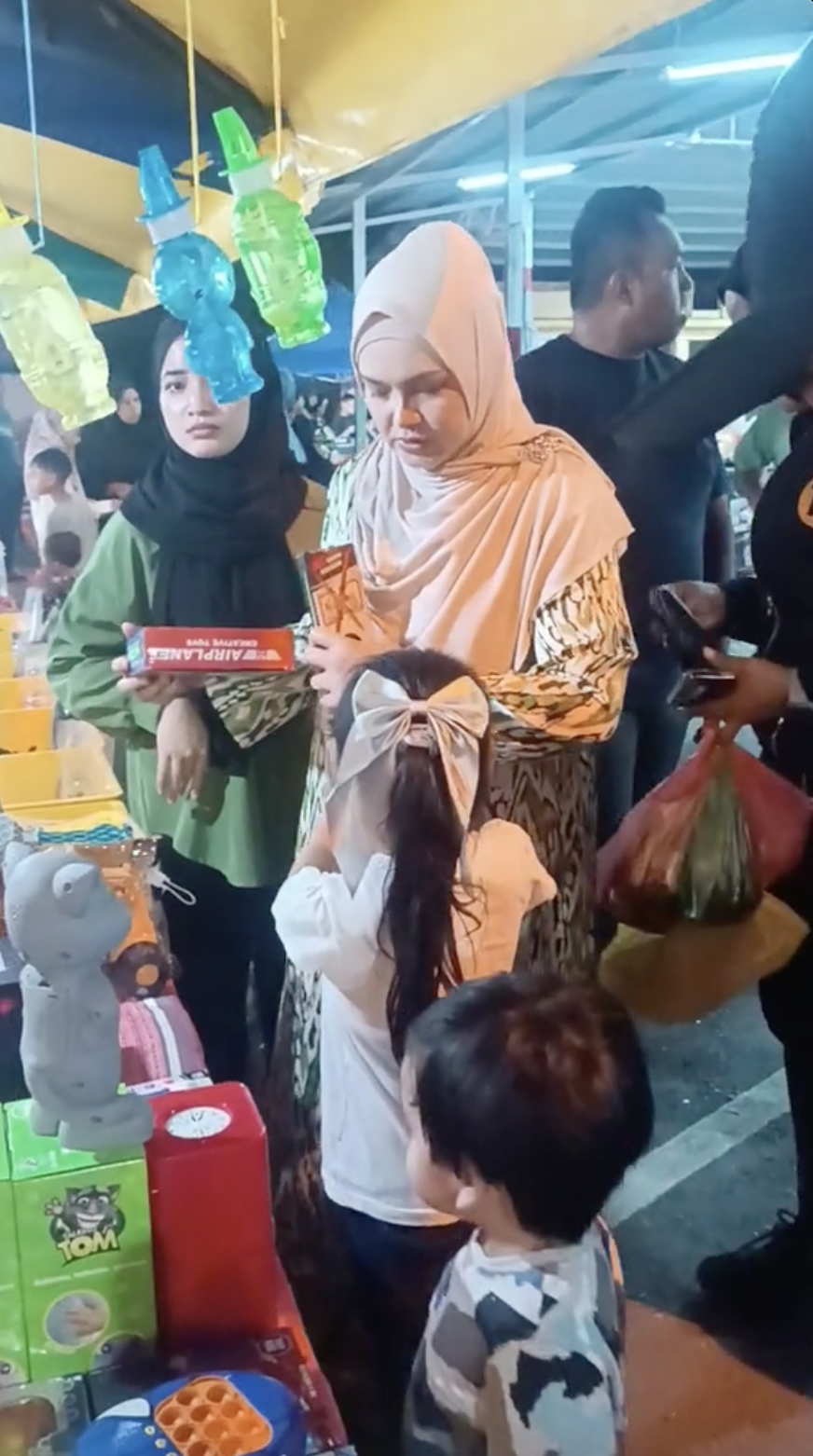 Siti Nurhaliza sempoi pergi pasar malam